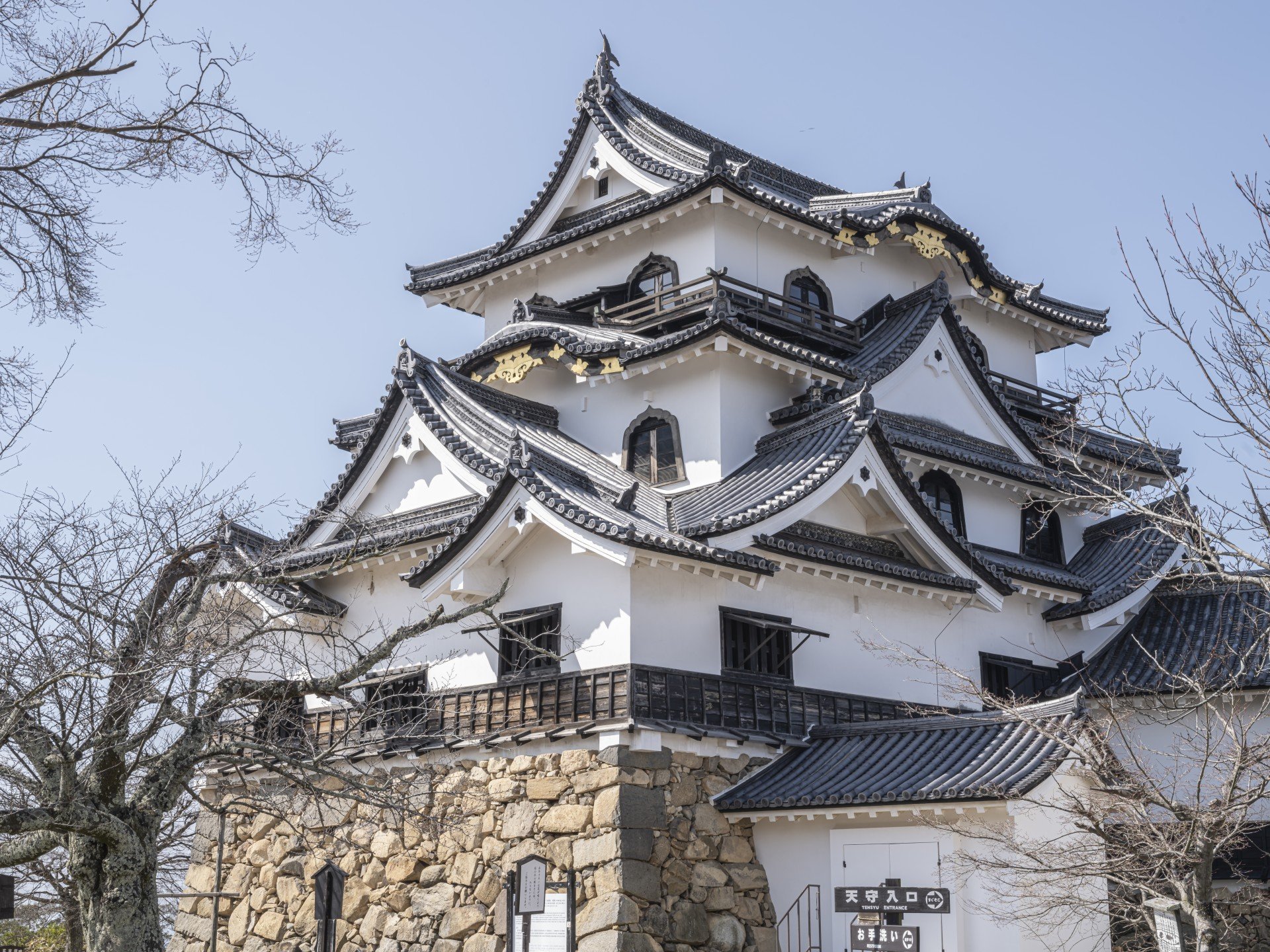 石垣の上に建つ三重の天守。破風が重なる白壁の外観