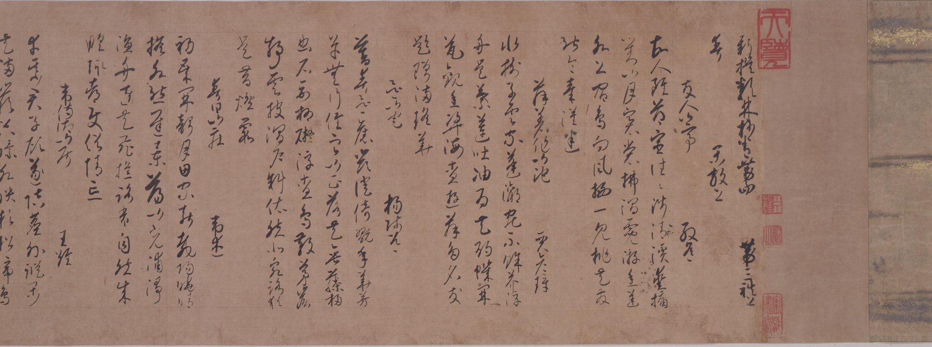 淡い紅色の紙に書かれた漢詩の巻物