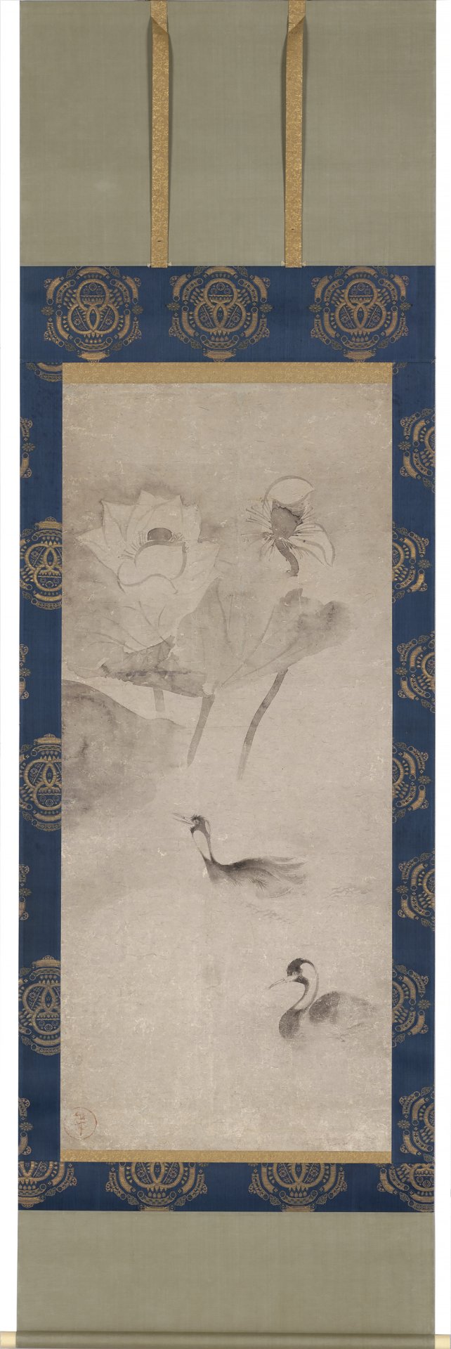 墨の濃淡で描いた蓮と水鳥の掛軸