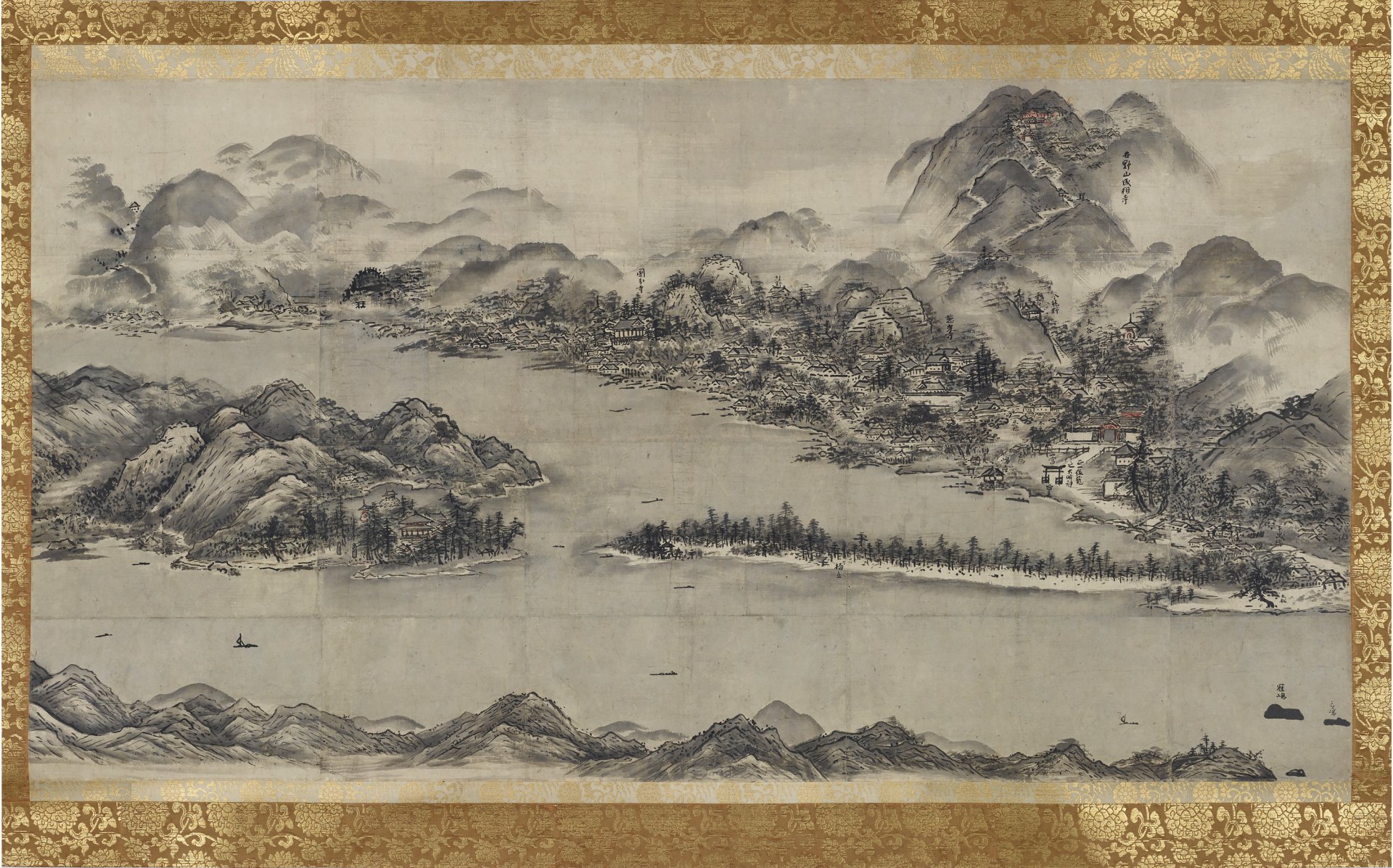 海に延びる砂州と寺社、山並みを俯瞰した水墨画