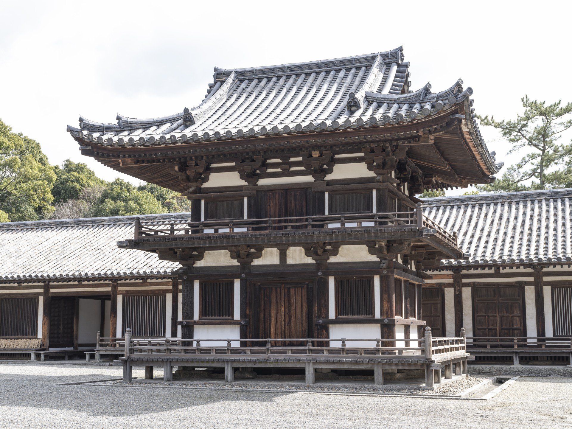 上層に縁と高欄をめぐらせた二階建ての楼
